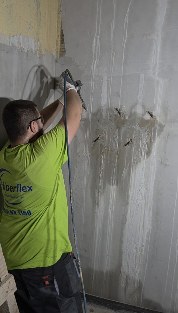 Hiperflex radnik tokom injektiranja betonskog zida